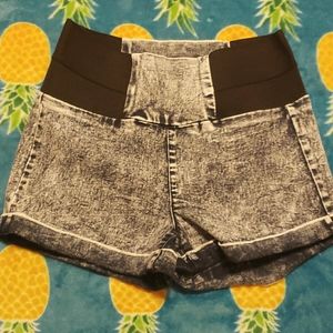*Boom Boom Jeans *High waisted *Stretchy waist Jean Shorts *Medium